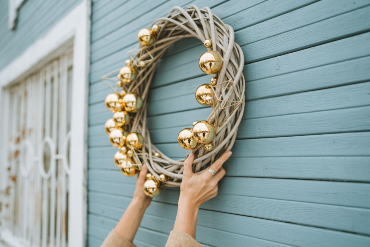Unwrapping the Magic of Artificial Christmas Wreaths: The Perfect Addition to Your Festive Decor